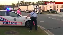 Un suspect sur le point de se faire arrêter par la police, arrive à dévier les pièges avec sa petite voiture !