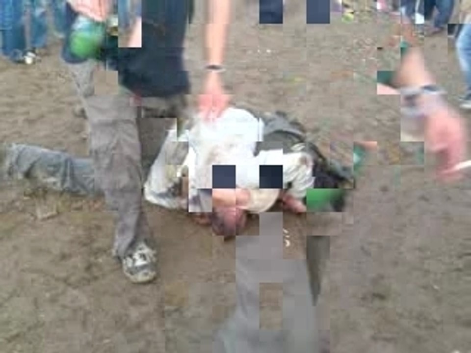 Combat dans la boue aux Vieilles Charrues