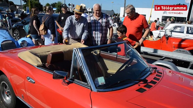 Vannes. Les voitures anciennes défilent dans la ville