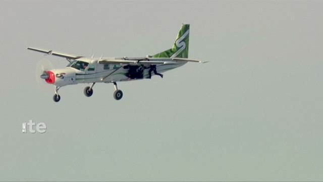 Etats-Unis : le parachutiste Luke Aikins saute de 7600 mètres... sans parachute