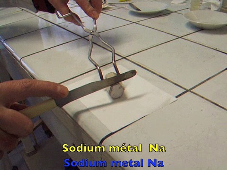 Sodium Na sur l'eau . Sodium metal on water.