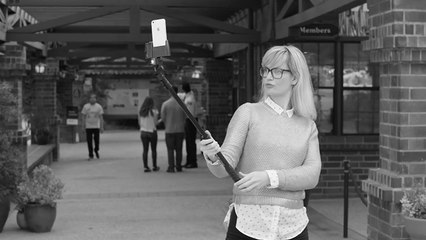 Mieux qu'un selfie stick: un ami