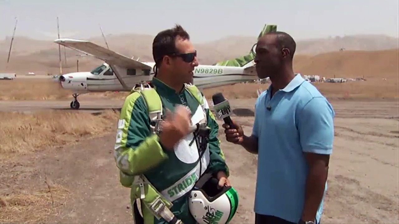 Leap of faith_ Skydiver jumps from plane without parachute