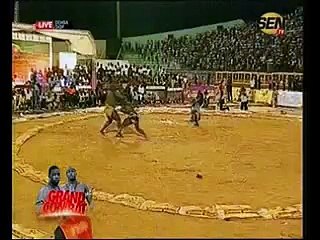 VIDÉO – Lutte- Modou Lo bat Gris Bordeaux . Regardez