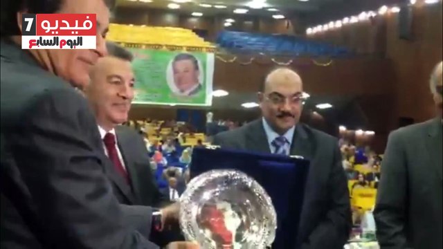بالفيديو.. محافظ القليوبية يكرم رئيس جامعة بنها لبلوغه سن التقاعد
