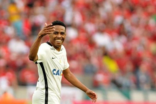 Elias volta a marcar, Corinthians vence o Inter e chega à liderança do Brasileirão