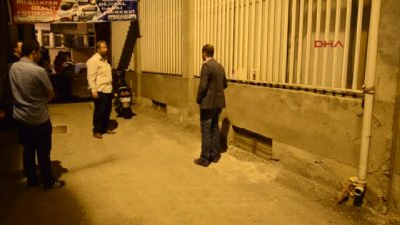 Tokat Esnaf Dükkanının Penceresinde Zaman Gazetesi'nin Kitapları Bulundu