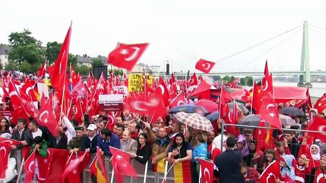Alemanha: Dezenas de milhares de turcos nas ruas de Colónia em apoio a Erdogan