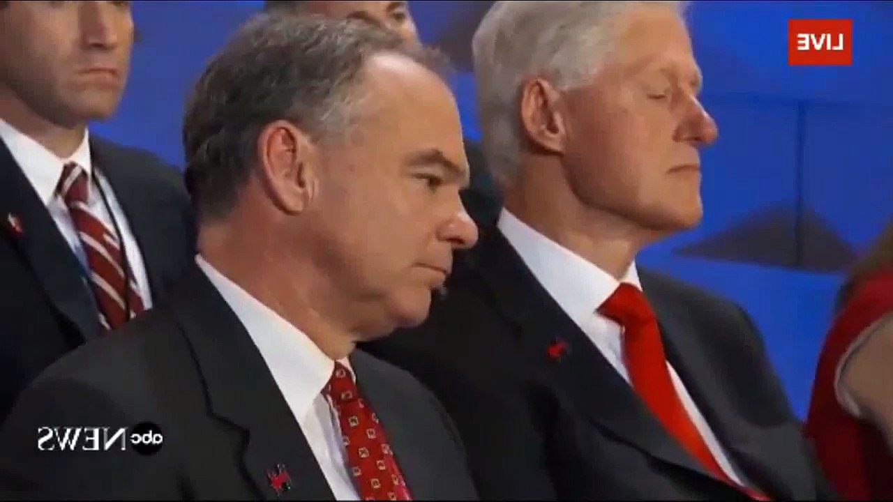 Bill Clinton se duerme durante discurso de Hillary Clinton