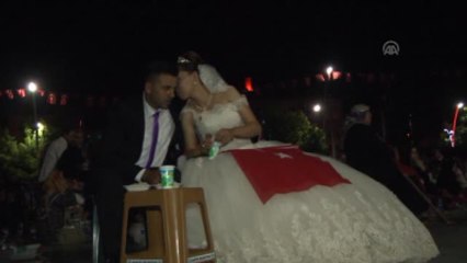 Gelin ve Damat Demokrasi Nöbetinde