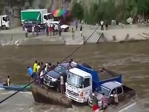 অনেক গুলো বাস ট্রাক নিয়ে কি ভয়ানক ভাবে ডুবে গেলো একটি ফেরি - দেখুন ভিডিও তে