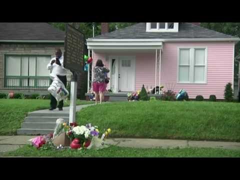 Fans Pay tribute to Muhammad Ali at His childhood Home