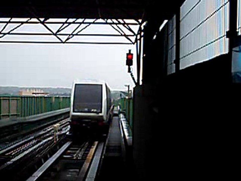 Départ d'une rame VAL208 de la station Jolimont sur la ligne A du métro de Toulouse
