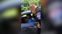 Ce policier arrete les automobiliste pour une raison complètement dingue...