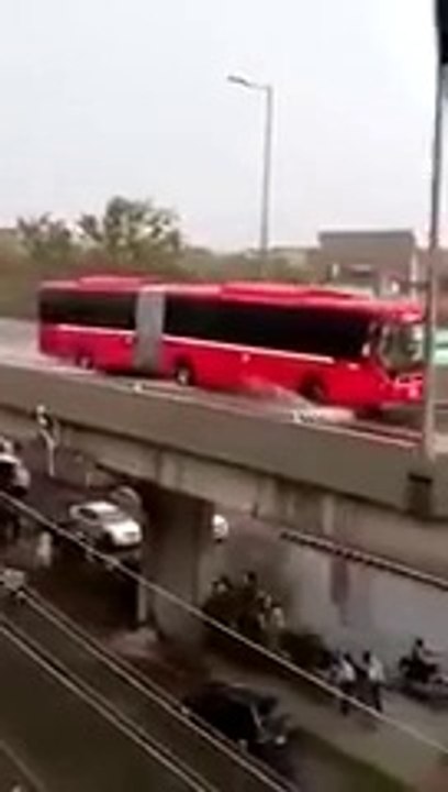 Shocking Footage How Metro Bus in Lahore Creating Problem After Raining