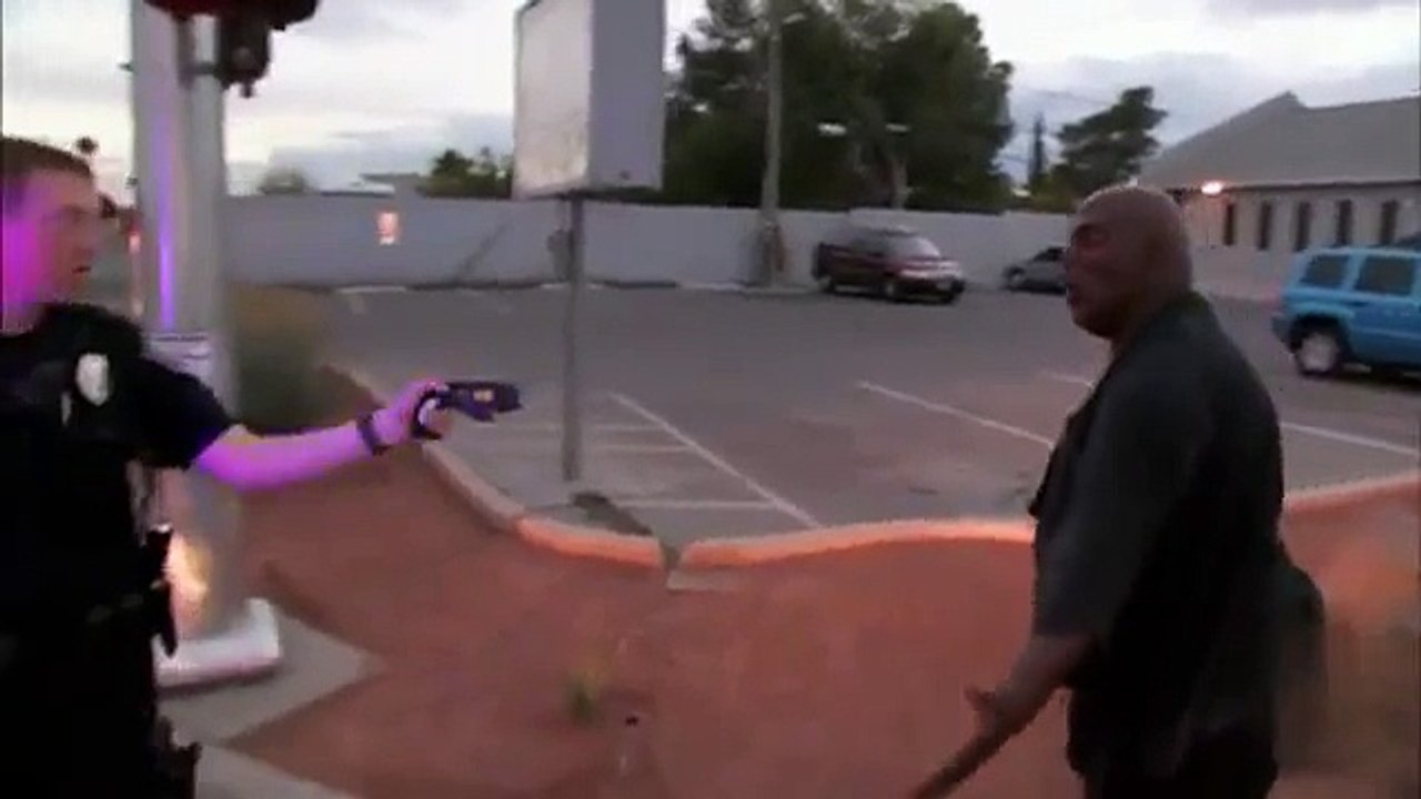 Il se fait taser par la police et reste debout : costaud le mec