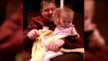 Un bébé déjà accro à l'iPhone ne laisse plus papa y toucher