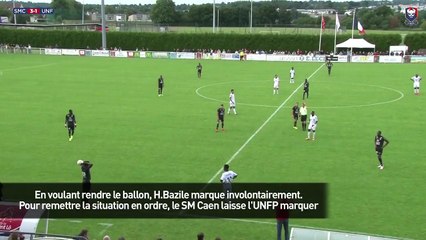Hervé Bazile lobe le gardien adverse en voulant lui rendre le ballon