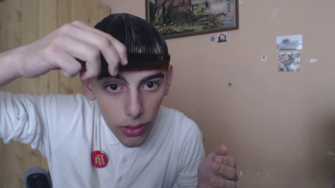 Ce mec explique comment se coiffer avec du gel... FAIL