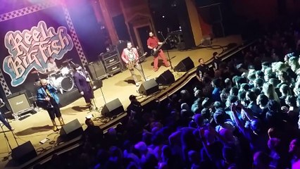 Le chanteur oublie les paroles et va sur google en pleine concert !