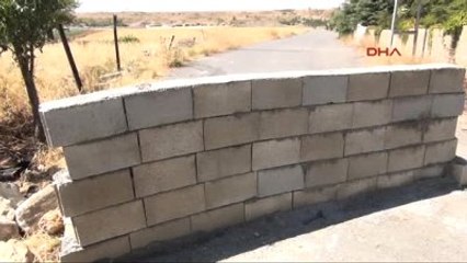 Adıyaman Yola Duvar Örerek Ulaşıma Kapattı