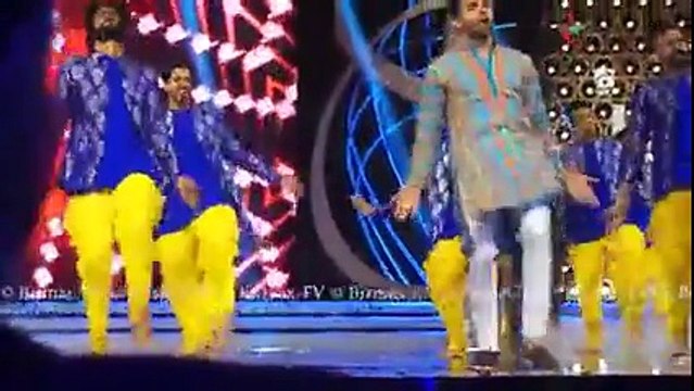 Mahira Khan and Sheheryar Munawar Performance @ Lux Style Awards 2016 shakar wandaan re