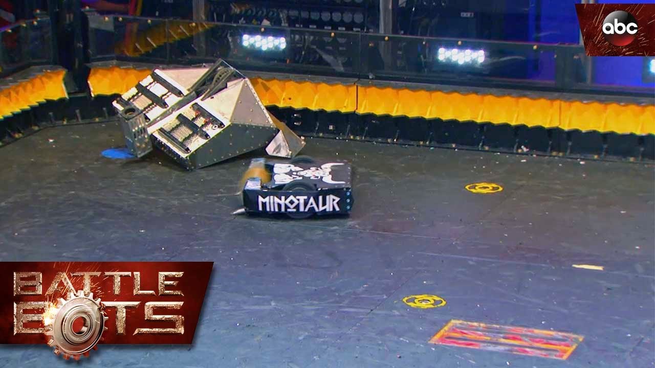 Blacksmith vs Minotaur - Robot Fight -BattleBots 2016 Season 2