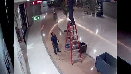 Muerte en VIVO, hombre se cae de escaleras