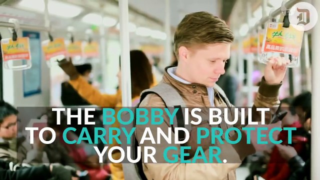 Les mariés se prennent la main pour faire leurs vœux, mais un fait insolite survient et plonge l'assistance dans un fou