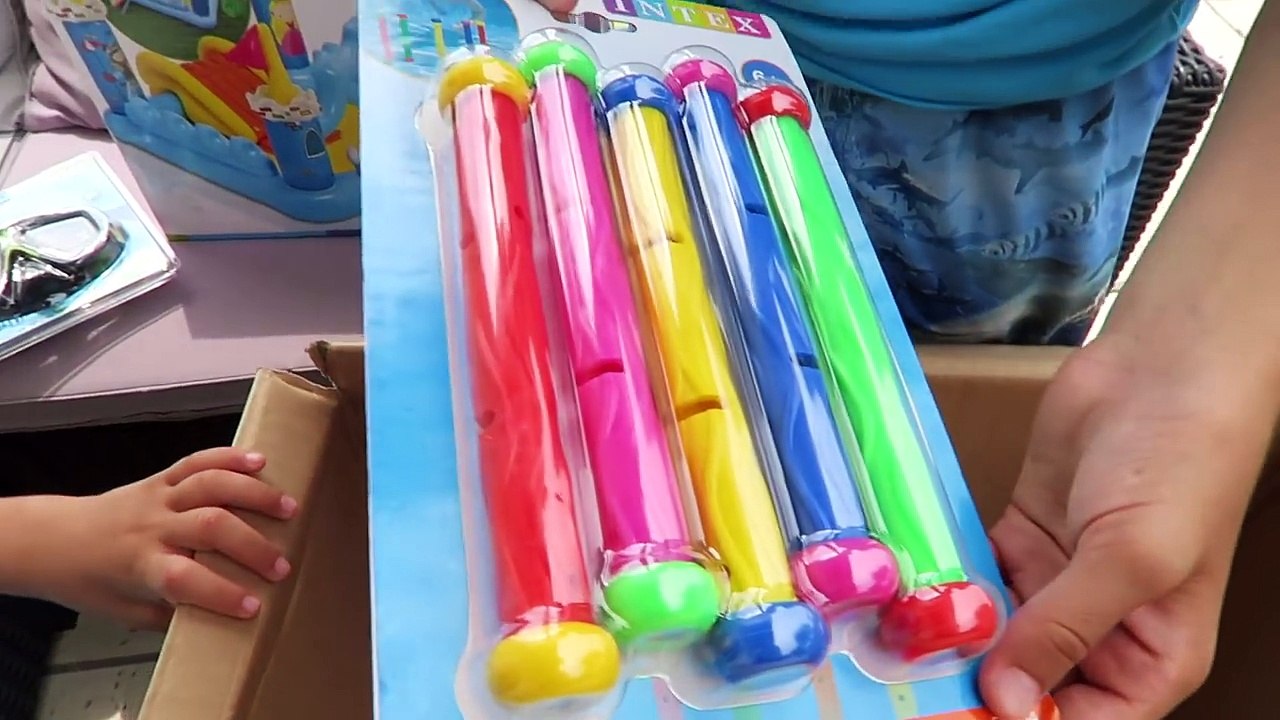 COLIS SURPRISE POUR LA PISCINE ET CASCADE DE JOUETS GONFLABLES AQUATIQUES - 1-3