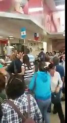 Vea la pelea entre un carnicero y un cliente en un supermercado de San Antonio de los Altos