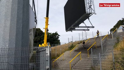 Guingamp. Les écrans géants en cours d'installation au Roudourou (Le Télégramme)