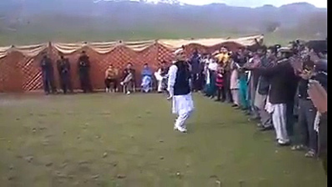 Why PPL like this..the best #Chitrali dance at #QaqlashtFestival2016)
