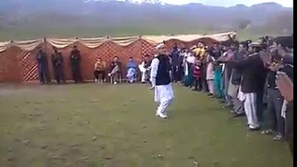 Why PPL like this..the best #Chitrali dance at #QaqlashtFestival2016)