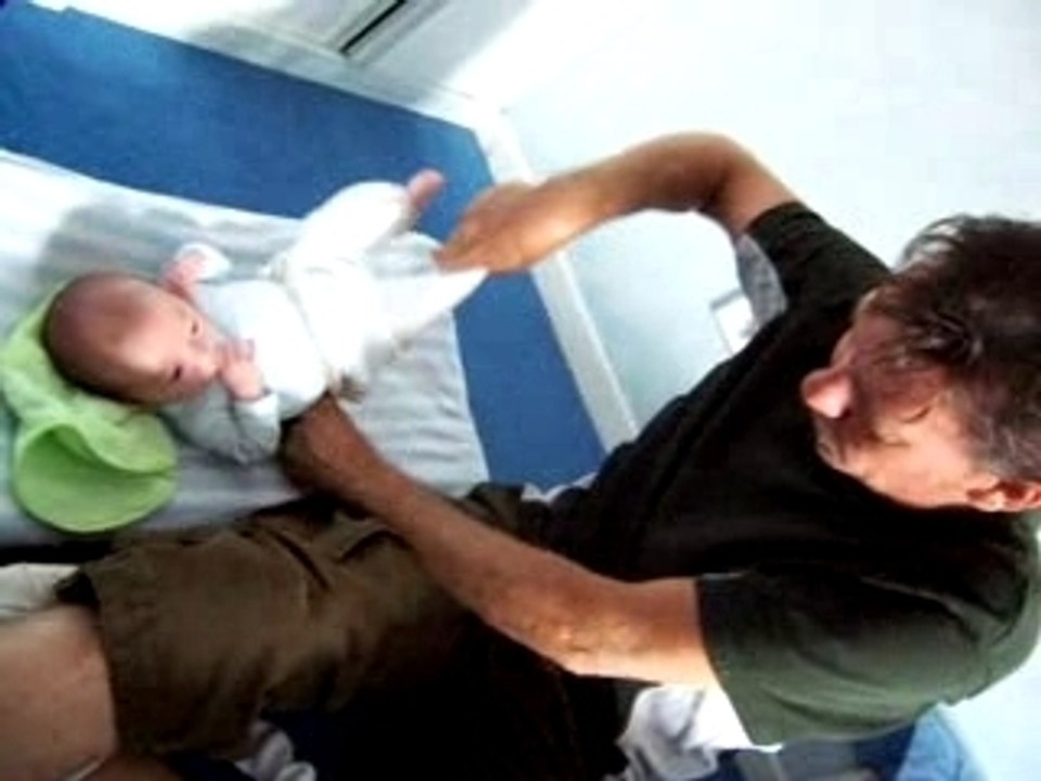 Baba change bébé