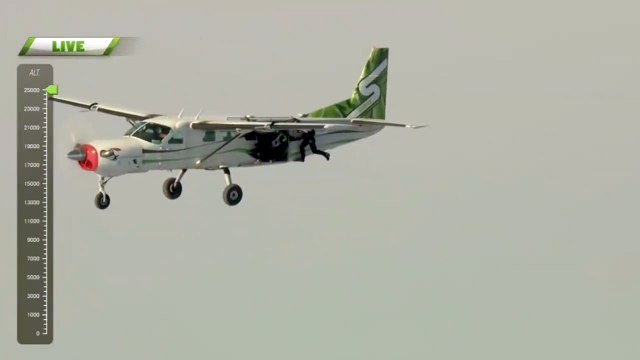Défi de malade, il fait un saut en chute libre sans parachute et s'en sort indemne!