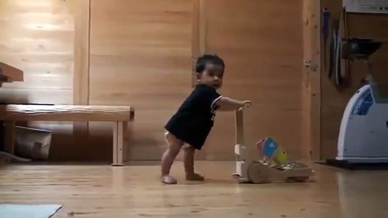 Эта кошка учит ребенка ходить