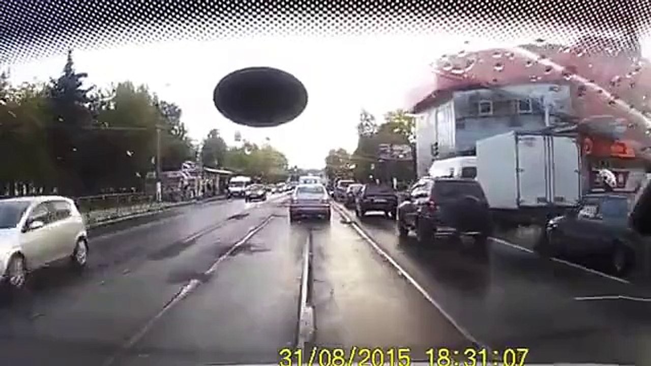 Чуть не убил ребенка. Мать чудом спасла, из под колес