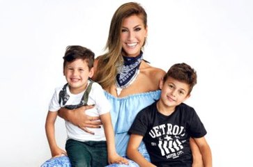 Oğlundan Çağla Şıkel'e Duygusal Öpücük