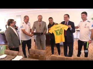 Marta recebe homenagem da CBF