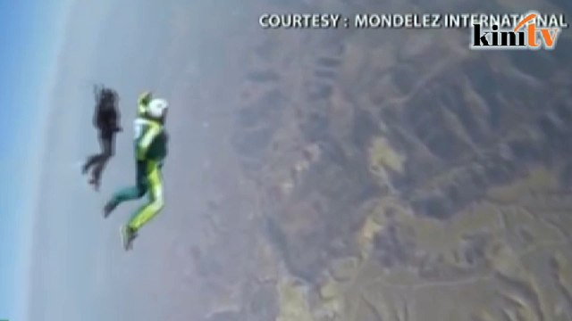 Man dives 25,000 feet without parachute