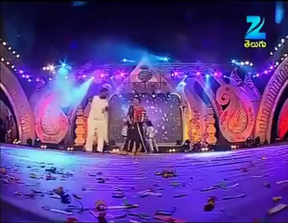 bithiri sathi dance in warangal bonala jathara
