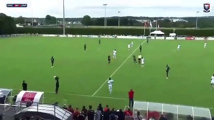 Video herunterladen: Il marque involontairement en voulant rendre le ballon à l'adversaire... et regardez le beau geste qui suit