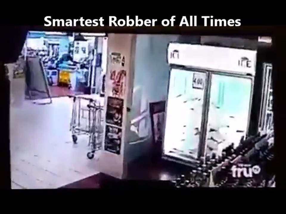 Un voleur débile se met KO tout seul