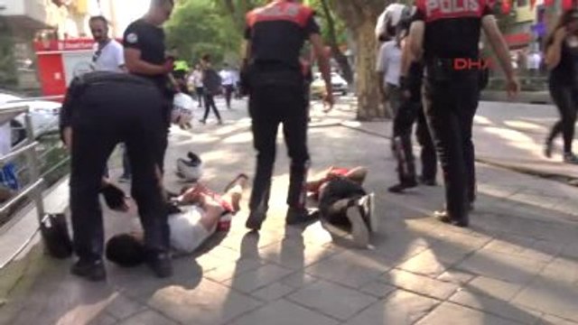 Kocaeli Kafe Sahibini Bıçaklayıp, Camları Kırdılar