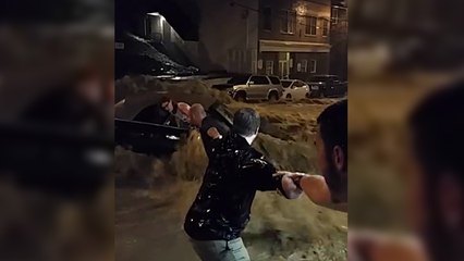 Grâce à une chaîne humaine, ils sauvent une femme des inondations