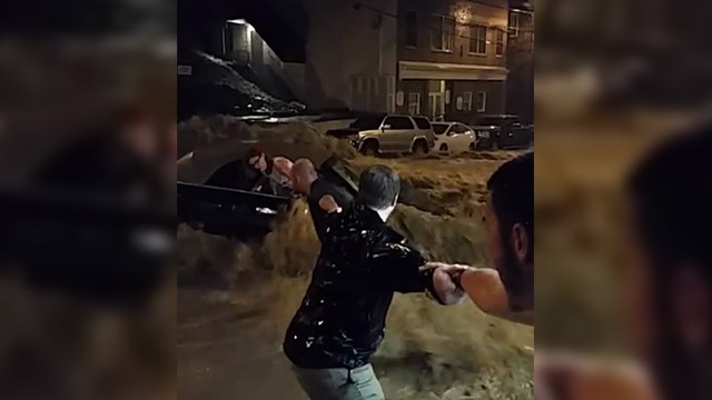 Grâce à une chaîne humaine, ils sauvent une femme des inondations