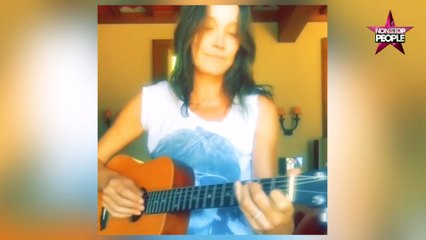 Carla Bruni sans maquillage pour un mini-concert sur Instagram (Vidéo)