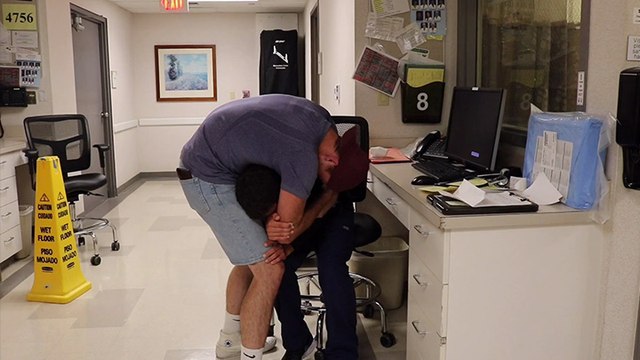 Il surprend son ami malade en lui annonçant qu'il va lui donner un rein