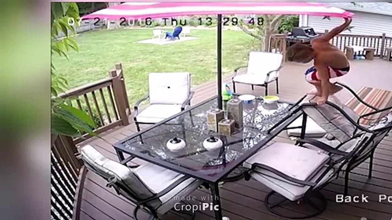 Sans la surveillance de ses parents, ce petit garçon fait des bêtises.